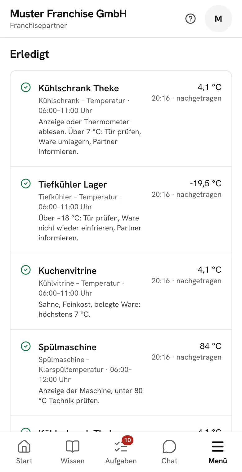 Hygiene view in the app (German interface): completed checks for the counter fridge at 4.1 °C, storage freezer at −19.5 °C, cake display and dishwasher, each with a time
